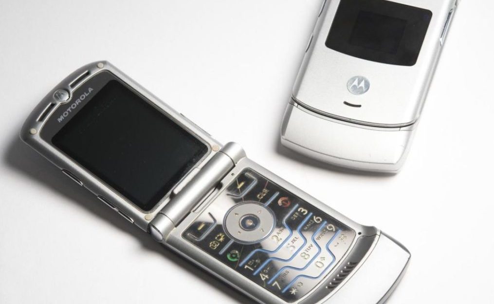 Motorola V3: relembre o celular de sucesso dos anos 2000