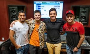 Vídeoclipe - Wesley Safadão e MC Jottapê regravam 