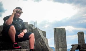 Vídeoclipe - Depois de um acidente, MC Patif voltou pro funk pra passar a visão pra juventude