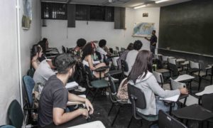 Vídeoclipe - Governo de São Paulo planeja volta às aulas presenciais em setembro