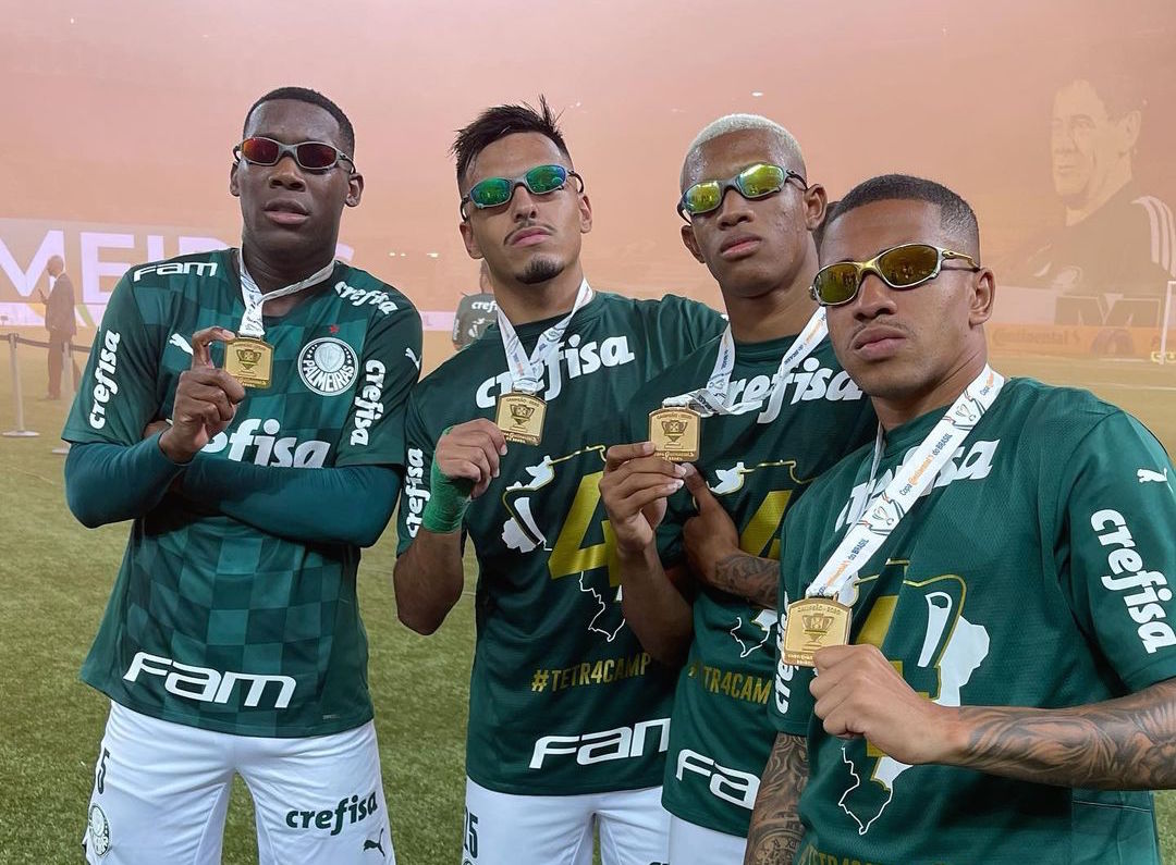 Se tem título do Palmeiras, tem cria da base usando óculos Juliet
