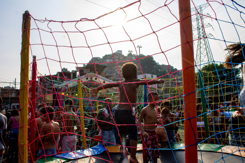 MC Poze do Rodo veranstaltet eine Party für Kinder im Complexo do Alemão –