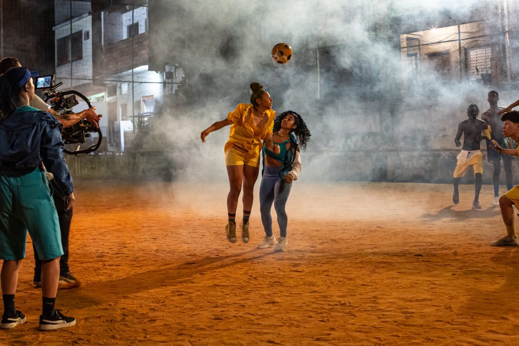 MC Livinho lança clipe onde reafirma a origem do futebol brasileiro: a favela