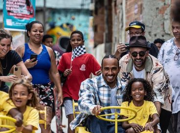 Lewis Hamilton sobe a Favela da Providência, a primeira favela do Brasil