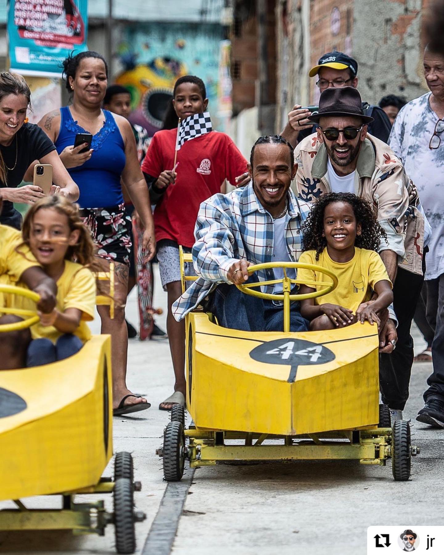 Lewis Hamilton sobe a Favela da Providência, a primeira favela do Brasil
