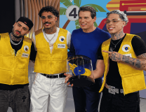 Artistas Kevinho, MC Livinho e KEW no palco do Domingo Legal com Celso Portiolli no SBT