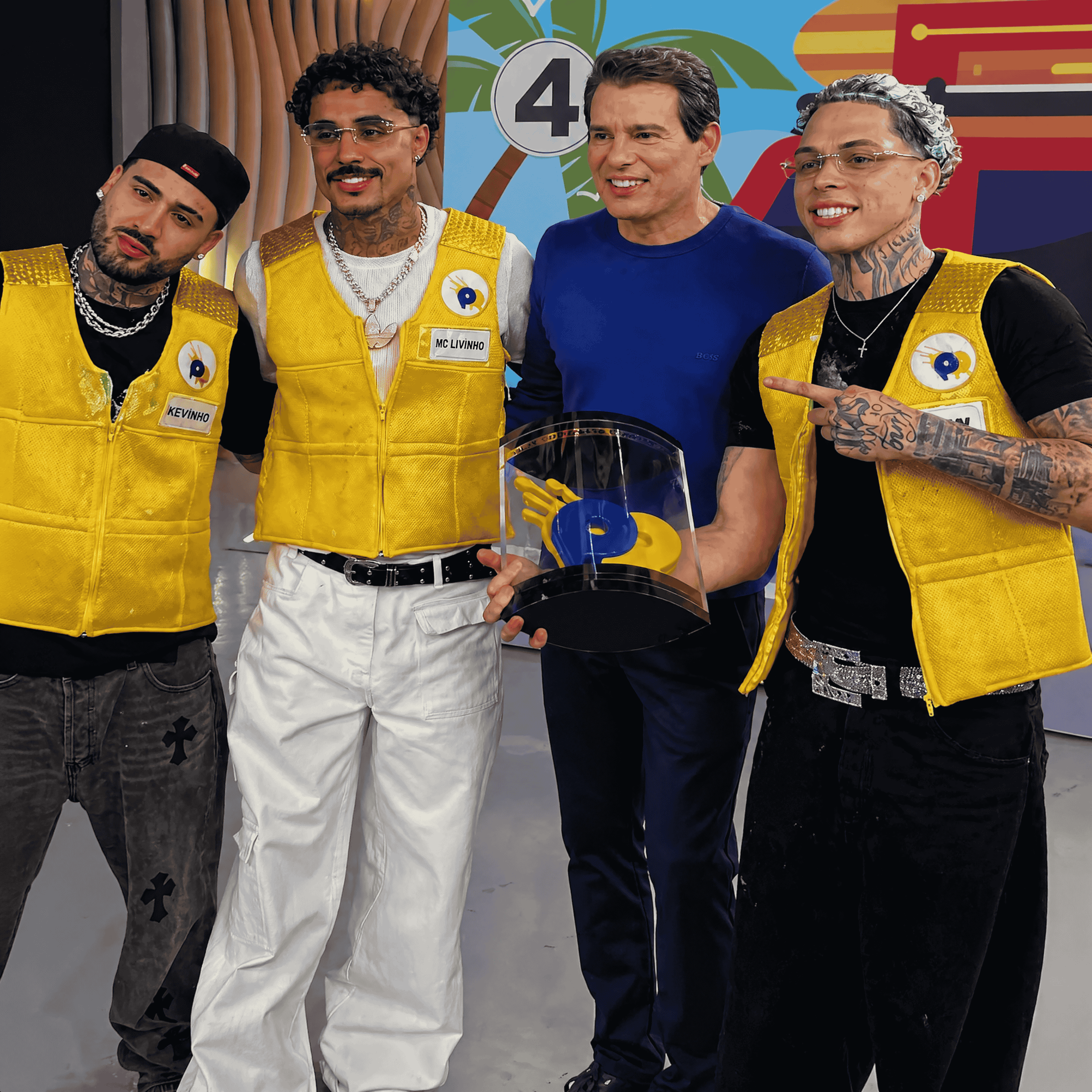 Artistas Kevinho, MC Livinho e KEW no palco do Domingo Legal com Celso Portiolli no SBT